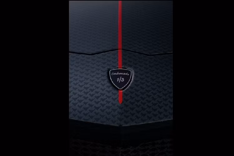 Thông thường, những chiếc xe được độ qua tay Mansory sẽ được bọc lại nội thất cùng ốp sợi carbon trang trí. Tuy nhiên, chiếc Carbonado Apertos này lại chỉ được nâng cấp nhẹ với vô-lăng bằng sợi carbon đặc biệt. Tất cả những chi tiết còn lại của nội thất đều được giữ nguyên giống với khi chiếc xe vừa được lăn bánh khỏi nhà máy.