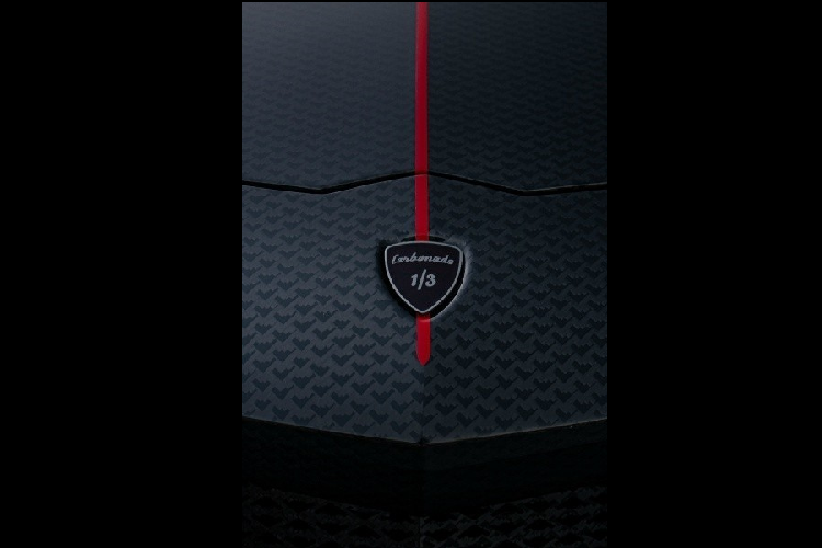 Thông thường, những chiếc xe được độ qua tay Mansory sẽ được bọc lại nội thất cùng ốp sợi carbon trang trí. Tuy nhiên, chiếc Carbonado Apertos này lại chỉ được nâng cấp nhẹ với vô-lăng bằng sợi carbon đặc biệt. Tất cả những chi tiết còn lại của nội thất đều được giữ nguyên giống với khi chiếc xe vừa được lăn bánh khỏi nhà máy.