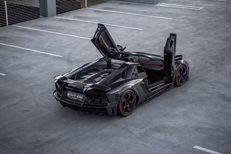 Chiếc Lamborghini Aventador Mansory Carbonado này được làm trên nền một chiếc Aventador S đời 2018 thay vì trên những chiếc Aventador LP700-4 như trước. Đây cũng là chiếc Carbonado mới nhất trong số ba chiếc sở hữu gói độ này từng lăn bánh trên phố khi chỉ mới đi được 1.741 km. Hiện tại, giá xe Lamborghini Aventador đặc biệt này đang được rao bán lên đến 789.500 USD, cao ngang với những chiếc hypercar đang được bán trên thị trường