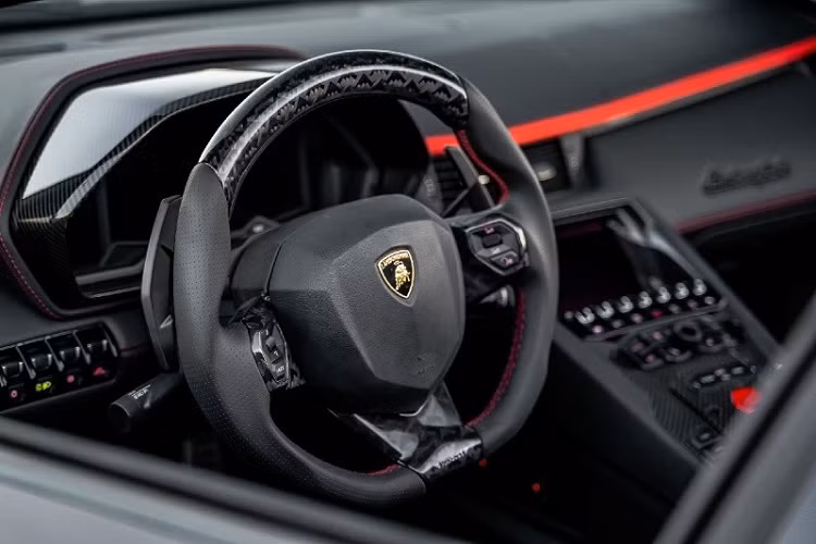 Thêm vào đó, gói độ này cũng mang đến cho xe thiết kế hầm hố hơn nhiều so với nguyên bản. Ở phía trước, đầu xe hầm hố với hai hốc gió lớn mở rộng cùng những lỗ thoát gió dạng vây cá mập đặt tại nắp capo. Trong khi đó, phía sau, phần cản va được thiết kế lại to lớn hơn, đi cùng cánh gió cố định phía trên và nhiều chi tiết khác đi kèm.