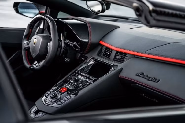 Giống với những chiếc Carbonado khác, chiếc xe cũng sở hữu phần ngoại thất được thay thế hoàn toàn bởi những mảnh thân xe do Mansory chế tạo. Tất cả những mảnh thân xe này đều được làm bằng sợi carbon nhẹ với những đường nét riêng, không giống bất kì loại vân carbon nào trên thị trường hiện tại.