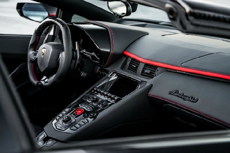 Giống với những chiếc Carbonado khác, chiếc xe cũng sở hữu phần ngoại thất được thay thế hoàn toàn bởi những mảnh thân xe do Mansory chế tạo. Tất cả những mảnh thân xe này đều được làm bằng sợi carbon nhẹ với những đường nét riêng, không giống bất kì loại vân carbon nào trên thị trường hiện tại.