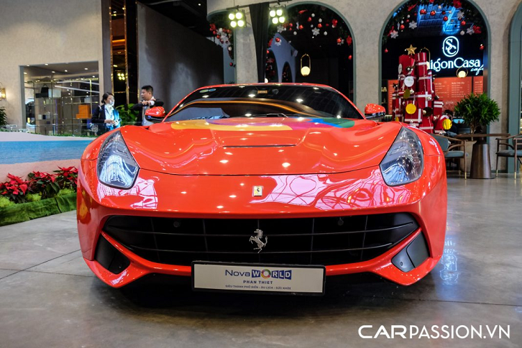 Tại thị trường Việt Nam, có 5 chiếc Ferrari F12 Berlinetta được mang về nước thông qua các doanh nghiệp nhập khẩu tư nhân. “Siêu ngựa” sở hữu thiết kế khá hầm hố nhưng vẫn thể hiện được tính khí động học, cản trước với lưới tản nhiệt được mở rộng tối đa nhằm giảm thiểu sức cản gió.