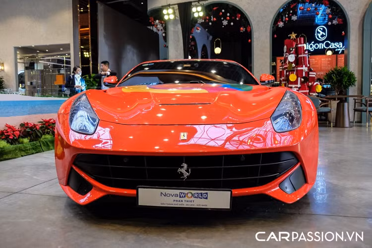 Tại thị trường Việt Nam, có 5 chiếc Ferrari F12 Berlinetta được mang về nước thông qua các doanh nghiệp nhập khẩu tư nhân. “Siêu ngựa” sở hữu thiết kế khá hầm hố nhưng vẫn thể hiện được tính khí động học, cản trước với lưới tản nhiệt được mở rộng tối đa nhằm giảm thiểu sức cản gió.