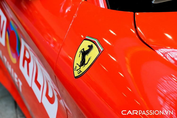 Nắp ca-pô với khe thoát khí và các đường gân dập nổi được tính toán kĩ lưỡng, giúp luồng không khí chạy qua thân xe sẽ thoát ra qua hai khe ở cuối cột A. Đèn pha của F12 Berlinetta có thiết kế tương đồng với những người anh em Ferrari khác với dải LED ban ngày kéo dài đẹp mắt.