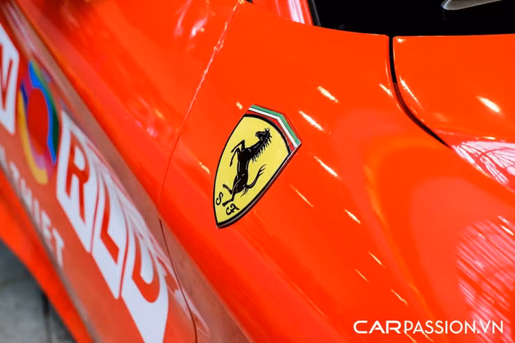 Nắp ca-pô với khe thoát khí và các đường gân dập nổi được tính toán kĩ lưỡng, giúp luồng không khí chạy qua thân xe sẽ thoát ra qua hai khe ở cuối cột A. Đèn pha của F12 Berlinetta có thiết kế tương đồng với những người anh em Ferrari khác với dải LED ban ngày kéo dài đẹp mắt.