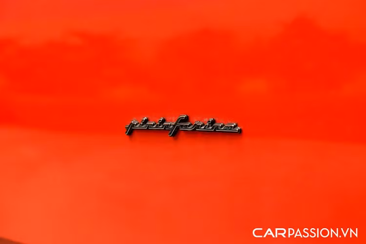 Thân xe nổi bật với khiên Scuderia đặt ở vè trước, gương chiếu hậu tròn và logo “Pininfarina” bằng kim loại được đính ngay bên dưới. Xe sử dụng bộ mâm 5 chấu có đường kính 20 inch được sơn màu bạc, ẩn phía sau là cùm phanh Brembo sơn đỏ tương tự lớp sơn ngoại thất, kết hợp với đĩa phanh carbon ceramic.