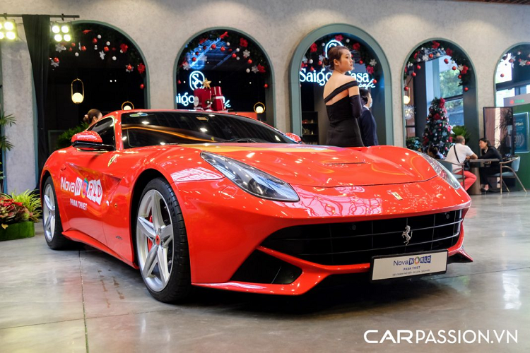 Ferrari F12 Berlinetta được trang bị động cơ V12 hút khí tự nhiên, có dung tích 6.3 lít, sản sinh công suất tối đa 731 mã lực và mô men xoắn cực đại đạt mức 690 Nm. Đi kèm với đó là hộp số ly hợp kép 7 cấp, giúp “siêu ngựa” có thể tăng tốc từ 0–100 km/h chỉ trong vỏn vẹn 3 giây và tốc độ tối đa 340 km/h. Vào thời điểm mới về Việt Nam, giá xe Ferrari F12 Berlinetta được đại lý tư nhân chào bán khoảng hơn 20 tỷ đồng.