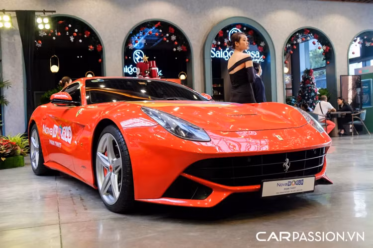 Ferrari F12 Berlinetta được trang bị động cơ V12 hút khí tự nhiên, có dung tích 6.3 lít, sản sinh công suất tối đa 731 mã lực và mô men xoắn cực đại đạt mức 690 Nm. Đi kèm với đó là hộp số ly hợp kép 7 cấp, giúp “siêu ngựa” có thể tăng tốc từ 0–100 km/h chỉ trong vỏn vẹn 3 giây và tốc độ tối đa 340 km/h. Vào thời điểm mới về Việt Nam, giá xe Ferrari F12 Berlinetta được đại lý tư nhân chào bán khoảng hơn 20 tỷ đồng.