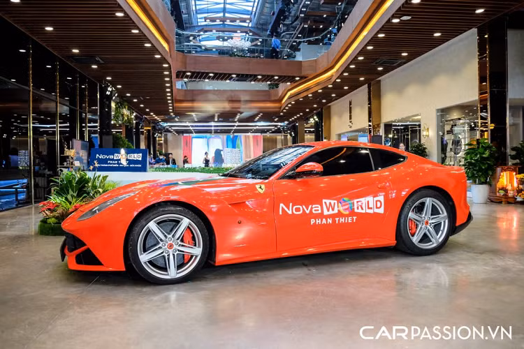 Với hệ thống ống xả mới, âm thanh phát ra từ cỗ máy V12 sẽ trở nên vô cùng uy lực và ấn tượng hơn rõ rệt so với chi tiết nguyên bản, mang lại cảm giác “cầm cương” đầy phấn khích cho chủ nhân.