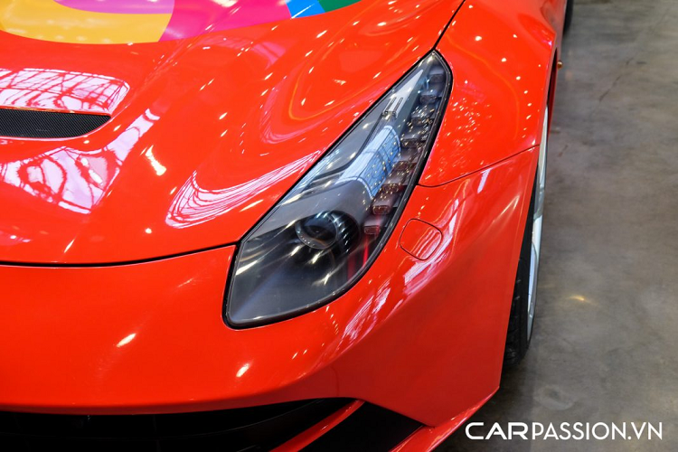 Phần đuôi xe có thiết kế đơn giản, cụm đèn hậu có thiết kế tròn và bộ khuếch tán sơn đen mờ. Xe được trang bị đèn cảnh báo tương tự như chi tiết trên những mẫu xe đua F1 và hệ thống ống xả với bốn chụp xả chia đều cho hai bên đuôi xe.