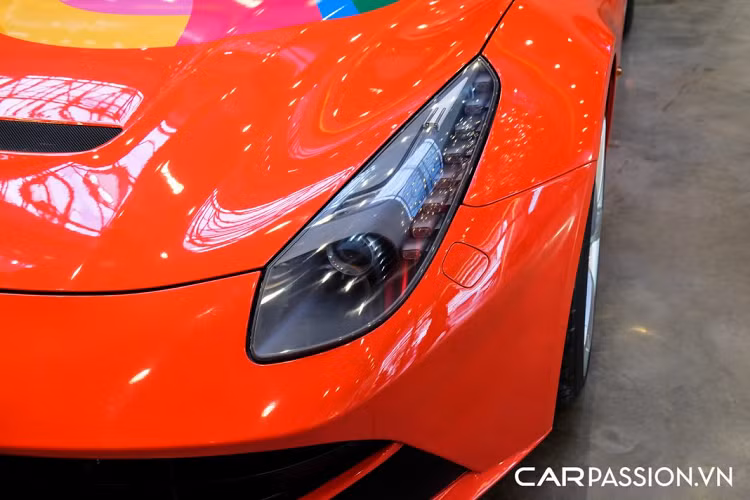 Phần đuôi xe có thiết kế đơn giản, cụm đèn hậu có thiết kế tròn và bộ khuếch tán sơn đen mờ. Xe được trang bị đèn cảnh báo tương tự như chi tiết trên những mẫu xe đua F1 và hệ thống ống xả với bốn chụp xả chia đều cho hai bên đuôi xe.