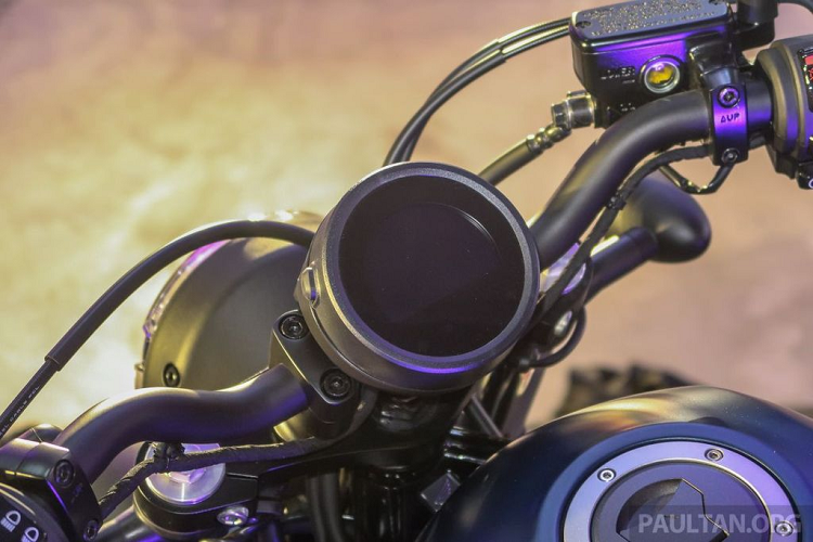 Honda Rebel 500 2020 đã được nhà sản xuất tinh chỉnh lại phần giảm xóc và yên xe nhằm mang tới cho người sử dụng cảm giác lái êm ái hơn. Người lái cũng sẽ dễ dàng kiểm soát tình trạng vận hành hơn thông qua đồng hồ báo vị trí số. Trang bị đi kèm theo xe là hệ thống phanh ABS 2 kênh với cùm phanh trước/sau đều tới từ thương hiệu Nissin.