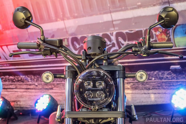 Honda Rebel 500 thế hệ mới được trang bị cặp lốp xe tiết diện lớn, dáng vẻ thấp và tối giản đặc trưng của dòng xe ‘bobber’ với điểm nhấn là bình xăng dung tích 11.2L đặt nghiêng và tay lái đường kính lớn mang lại tư thế ngồi thoải mái cho người lái. Ngoài ra, mẫu xe này có chiều cao yên chỉ ở mức 690 mm, trọng lượng 200 kg, phù hợp với vóc dáng chung của người Á Đông.