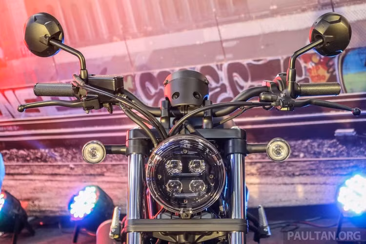 Honda Rebel 500 thế hệ mới được trang bị cặp lốp xe tiết diện lớn, dáng vẻ thấp và tối giản đặc trưng của dòng xe ‘bobber’ với điểm nhấn là bình xăng dung tích 11.2L đặt nghiêng và tay lái đường kính lớn mang lại tư thế ngồi thoải mái cho người lái. Ngoài ra, mẫu xe này có chiều cao yên chỉ ở mức 690 mm, trọng lượng 200 kg, phù hợp với vóc dáng chung của người Á Đông.