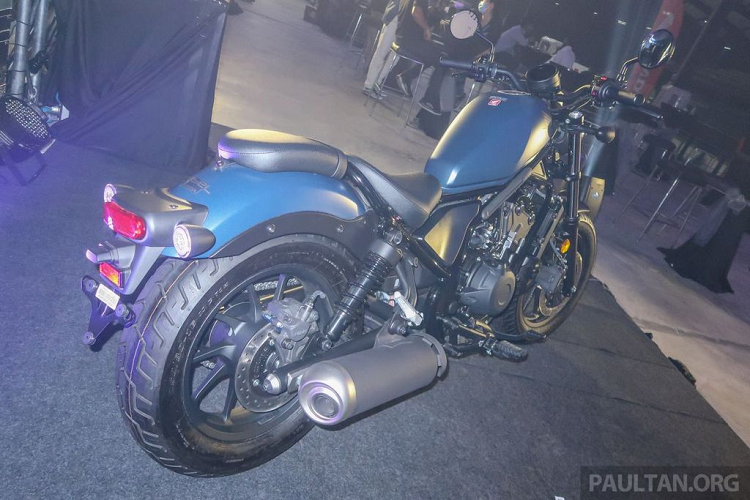 Đèn sau thiết kế siêu mỏng hình ô van hoàn toàn mới và đèn biển số kết hợp hài hòa với thiết kế hạ thấp của phần đuôi xe. Hệ thống đèn xi nhan cũng được đổi mới với 4 đèn LED tròn đường kính 55mm, tính năng đèn báo vị trí được tích hợp trên hai xi nhan trước.