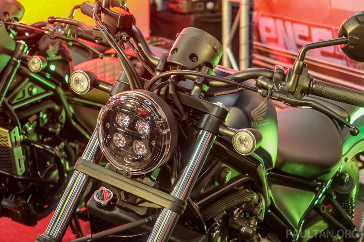 Không dừng lại ở đó, trên phiên bản 2020 còn được trang bị thêm tính năng báo vị trí cấp số và mức tiêu thụ nhiên liệu.