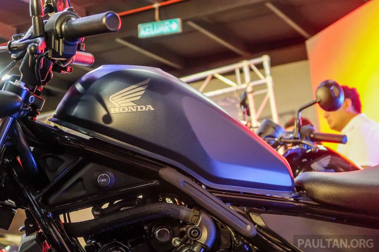 Vị trí ổ khóa vẫn được giữ nguyên ở phía dưới bình xăng bên trái của xe.