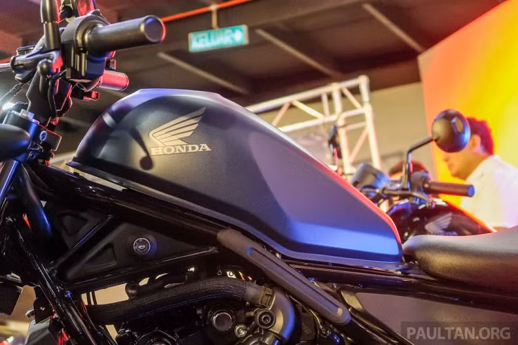 Vị trí ổ khóa vẫn được giữ nguyên ở phía dưới bình xăng bên trái của xe.