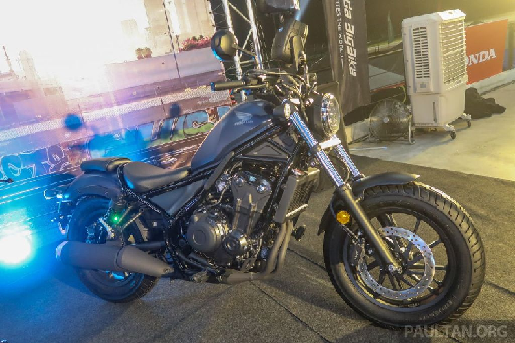 Ở phần ngoại thất, xe môtô Honda Rebel 500 2020 sở hữu diện mạo nam tính và mạnh mẽ nhờ mọi chi tiết trên xe đều được sơn đen. Bên cạnh đó, đối với phiên bản 2020 này, toàn bộ hệ thống đèn của Rebel đều sử dụng bóng LED, nổi bật với đèn trước tròn với chóa đèn đường kính 175mm và giá giữ đèn bằng nhôm đúc.