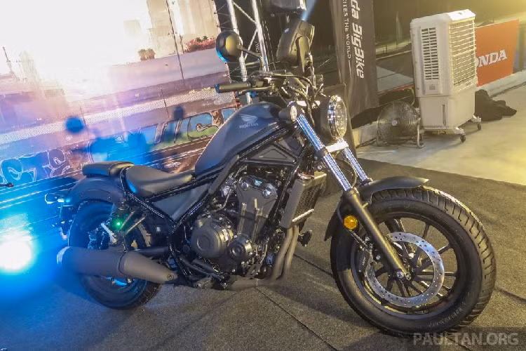 Ở phần ngoại thất, xe môtô Honda Rebel 500 2020 sở hữu diện mạo nam tính và mạnh mẽ nhờ mọi chi tiết trên xe đều được sơn đen. Bên cạnh đó, đối với phiên bản 2020 này, toàn bộ hệ thống đèn của Rebel đều sử dụng bóng LED, nổi bật với đèn trước tròn với chóa đèn đường kính 175mm và giá giữ đèn bằng nhôm đúc.