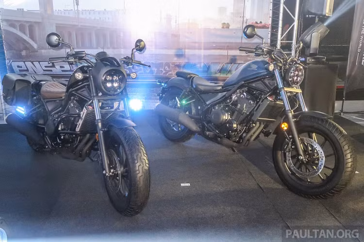 Mới đây, Honda Malaysia đã cho ra mắt phiên bản mới của mẫu xe cruiser Honda Rebel 500 2020 mới. So với phiên bản trước, Rebel 500 2020 vẫn giữ nguyên vóc dáng quen thuộc nhưng các đường nét thiết kế chi tiết, trang bị đều đã được tinh chỉnh lại mang tới cái nhìn hiện đại và sắc nét hơn. Tại thị trường Malaysia, mẫu xe này có giá bán niêm yết từ 32.899 Ringgit (khoảng 190 triệu đồng).