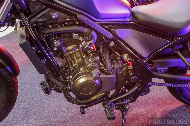 Đồng hồ hiển thị nhỏ gọn đường kính 100mm với màn hình LCD âm bản tăng thêm tính thẩm mỹ và dễ dàng quan sát hơn cho người lái.