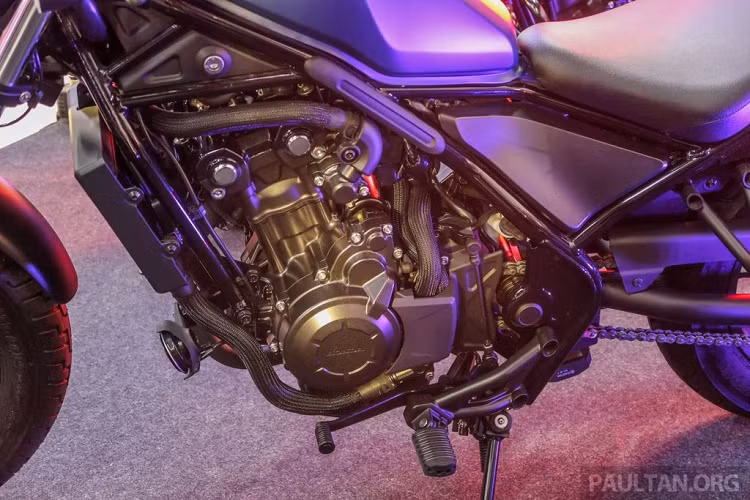 Đồng hồ hiển thị nhỏ gọn đường kính 100mm với màn hình LCD âm bản tăng thêm tính thẩm mỹ và dễ dàng quan sát hơn cho người lái.