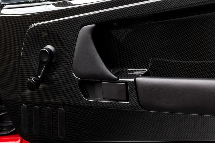 Với vạch đỏ ở tốc độ 8.600 vòng/phút và đồng hồ tốc độ lên tới 360 km/h, F50 có khả năng tăng tốc nhanh. Vào thời bấy giờ, khả năng tăng tốc từ 0-100km/h của F50 là một con số đáng ghi nhận.