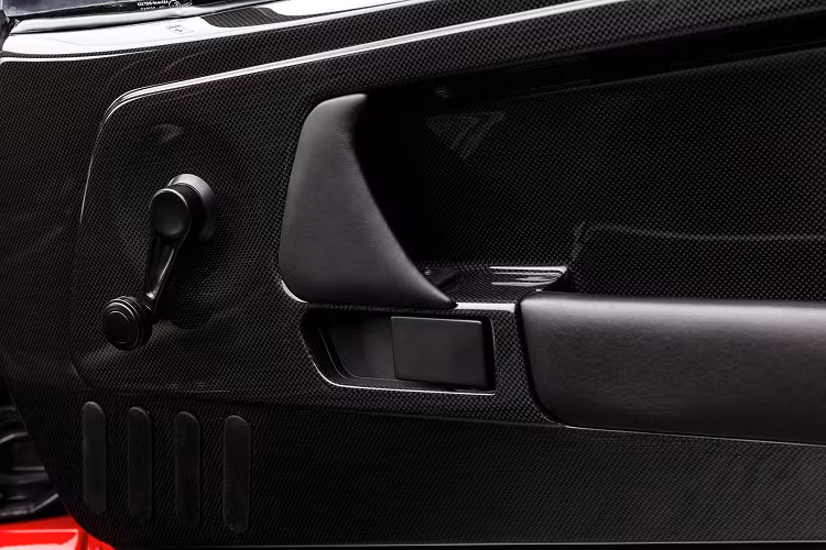 Với vạch đỏ ở tốc độ 8.600 vòng/phút và đồng hồ tốc độ lên tới 360 km/h, F50 có khả năng tăng tốc nhanh. Vào thời bấy giờ, khả năng tăng tốc từ 0-100km/h của F50 là một con số đáng ghi nhận.