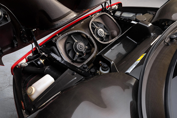 Ferrari F50 được trang bị động cơ V12 hút khí tự nhiên 4,7 lít được đặt ở giữa. Với sức mạng này, chiếc xe có khả năng tạo ra hơn 500 mã lực. Trong nội thất, chiếc xe được trang bị vô lăng không nút bấm rất hấp dẫn, nhằm mục đích tập trung vào việc vận hành của cỗ máy tốc độ.