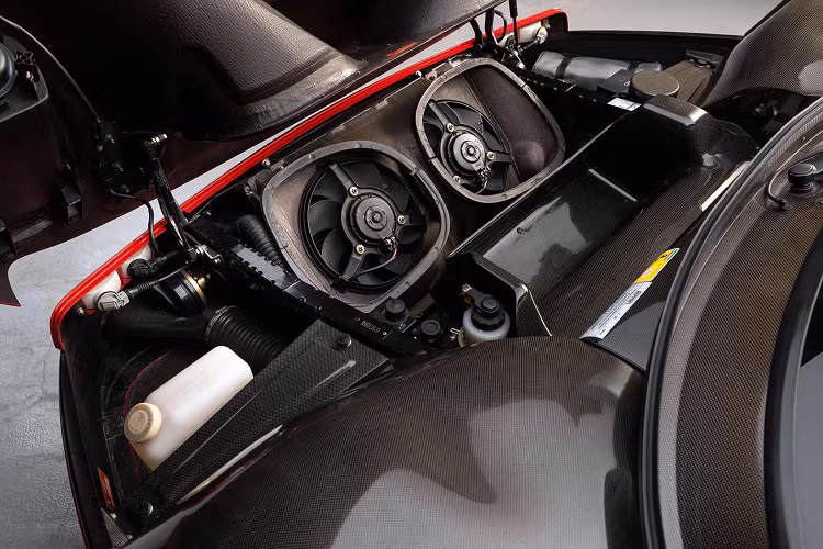 Ferrari F50 được trang bị động cơ V12 hút khí tự nhiên 4,7 lít được đặt ở giữa. Với sức mạng này, chiếc xe có khả năng tạo ra hơn 500 mã lực. Trong nội thất, chiếc xe được trang bị vô lăng không nút bấm rất hấp dẫn, nhằm mục đích tập trung vào việc vận hành của cỗ máy tốc độ.