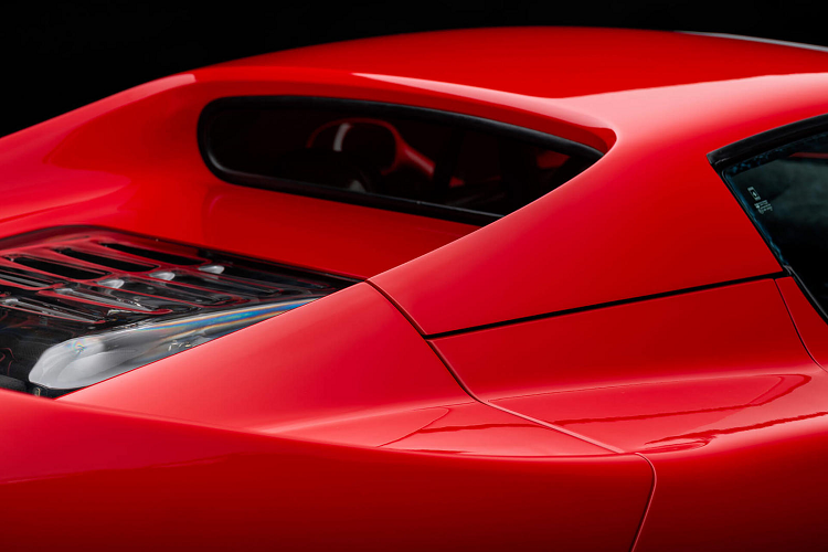 Ngoài ra, xe được trang bị hộp số sáu cấp đồng bộ được sử dụng, xe còn chịu sự ảnh hưởng của những mẫu xe F1 qua những chi tiết như hệ thống treo được bắt vít trực tiếp vào hộp số.