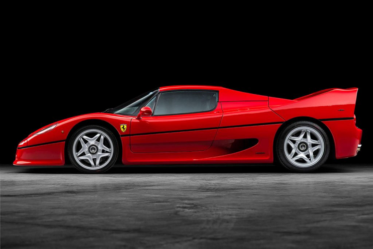 Chính vì thế mà phần nào, người kế nhiệm Ferrari F40, F50 lại có phần ít nổi bật hơn so với người đàn anh của mình. Tuy nhiên, khi được ngắm nhìn mẫu xe với số lượng giới hạn này, có lẽ những người mê xe vẫn phần nào phải trầm trồ trước vẻ đẹp tuyệt vời của chiếc siêu xe cổ Ferrari F50.