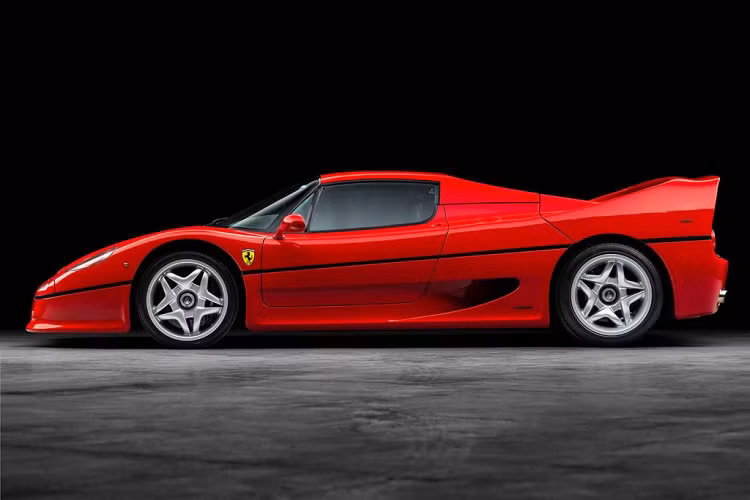Chính vì thế mà phần nào, người kế nhiệm Ferrari F40, F50 lại có phần ít nổi bật hơn so với người đàn anh của mình. Tuy nhiên, khi được ngắm nhìn mẫu xe với số lượng giới hạn này, có lẽ những người mê xe vẫn phần nào phải trầm trồ trước vẻ đẹp tuyệt vời của chiếc siêu xe cổ Ferrari F50.