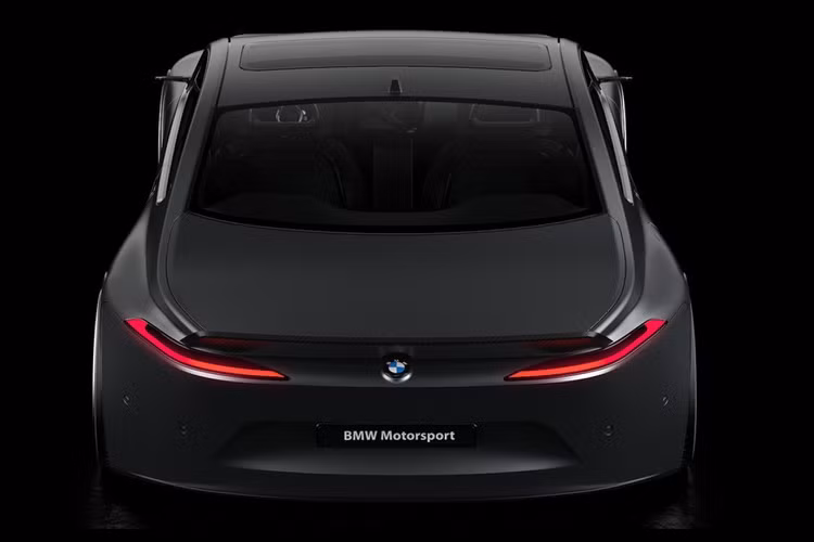 Cột C của chiếc xe theo kiểu "Hofmeister Kink", đây là kiểu thiết kế bẻ cong viền kính, tạo thành hình tứ giác, tuy nhiên nó sắc cạnh hơn so với E24 6-Series. Kính chắn gió thoải hơn và phần mui cũng hẹp hơn.