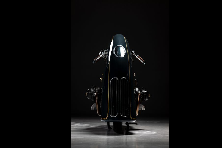 Xe được trang bị ghế da kéo dài đến tận các tay lái và tích hợp các đồng hồ đo cổ điển.