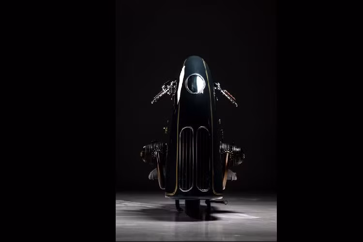 Xe được trang bị ghế da kéo dài đến tận các tay lái và tích hợp các đồng hồ đo cổ điển.