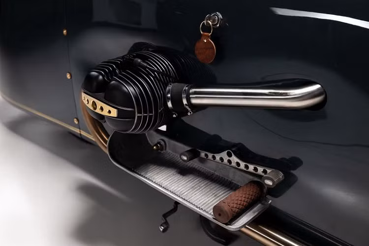 Tuy nhiên, khác với hai mẫu xe còn lại, BMW R100 RS Good Ghost sở hữu kiểu dáng tinh giản theo phong cách cổ điển, bao trùm toàn bộ chiếc xe. Bên dưới tấm ốp nhôm dài là động cơ boxer xi-lanh đôi của BMW, không có thay đổi nào xảy ra với khung nguyên bản của R100 RS.