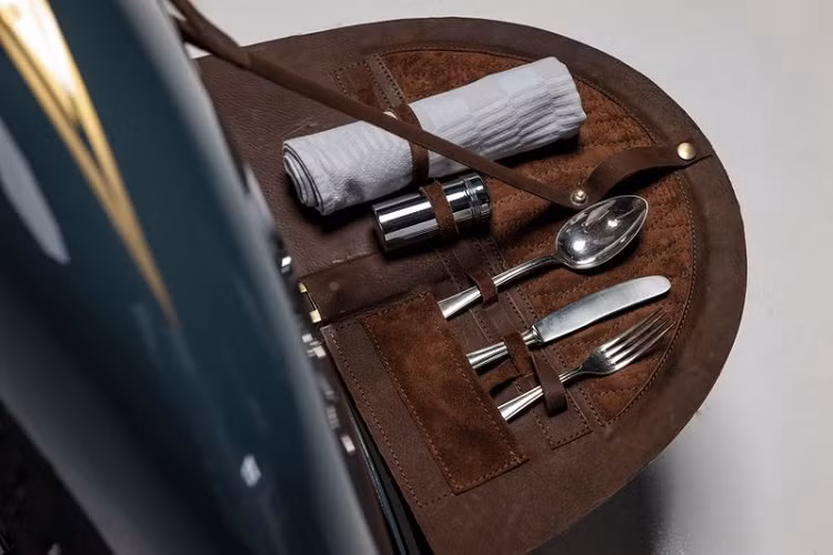 Chưa hết, hai nắp ở hai bên bánh sau được tận dụng để chủ xe có thể mang theo một bộ đồ sửa chữa và một bộ thìa dĩa, như vậy, chiếc xe hoàn toàn có thể cùng chủ nhân thực hiện những chuyến đi dài.