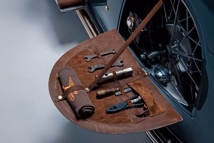 Dirk Oehlerking cho biết ông đã sửa đổi BMW R100 RS nguyên bản với bộ quây, khung và công nghệ đều "nguyên bản", đồng thời sử dụng một van điều tiết Monolever và đặt bộ chế hòa khí phía sau bộ quây Kingston Hand Made - giống White và Black Phantom.