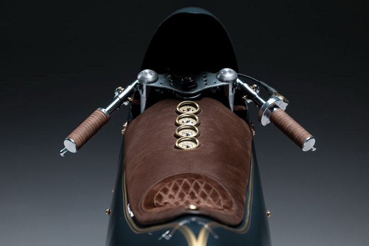 Được biết, bộ vỏ mới của chiếc xe BMW R100 RS Good Ghost chỉ nặng 21 kg, xe có lẫy chuyển số và cần phanh chân được chế tạo thủ công. Đầu xe nổi bật với đèn pha đơn hình tròn, cùng lưới tản nhiệt hình quả thận kép siêu cao ở phía dưới.