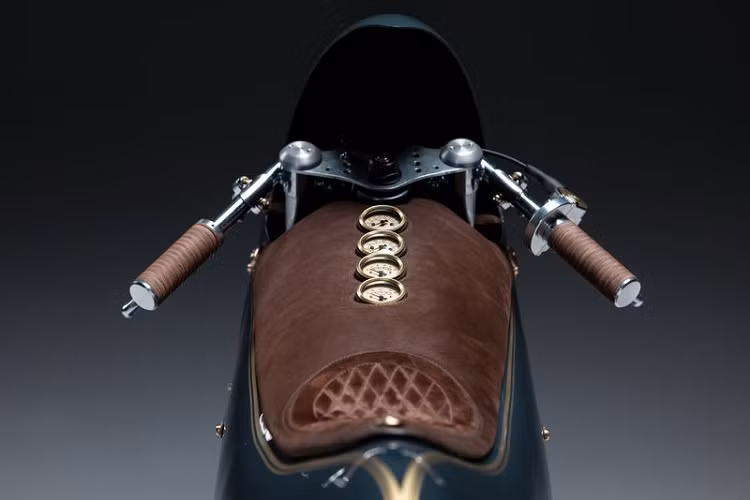 Được biết, bộ vỏ mới của chiếc xe BMW R100 RS Good Ghost chỉ nặng 21 kg, xe có lẫy chuyển số và cần phanh chân được chế tạo thủ công. Đầu xe nổi bật với đèn pha đơn hình tròn, cùng lưới tản nhiệt hình quả thận kép siêu cao ở phía dưới.