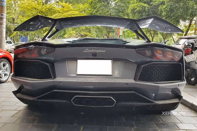 Cách đây 5 tháng, chiếc Lamborghini Aventador biển "tứ quý 9" được trang trí thêm với chi tiết sọc cờ Ý (đỏ-trắng-xanh lá) trải dài toàn bộ thân xe, từ đầu tới đuôi, nhưng hiện chi tiết này đã biến mất khỏi siêu xe.