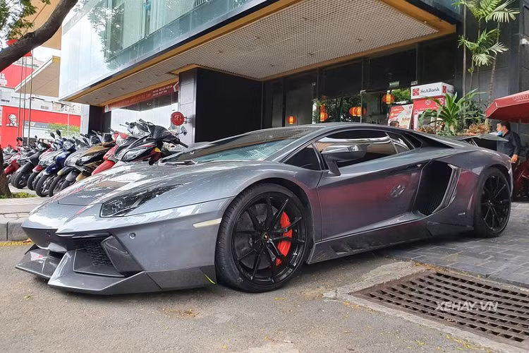 Chiếc Siêu xe Lamborghini Aventador này mang biển "tứ quý 9" của Lào nên lại càng nổi bật mỗi lần "thả dáng" trên phố. Nhưng đó chưa phải điều ấn tượng nhất của "siêu bò" Aventador.