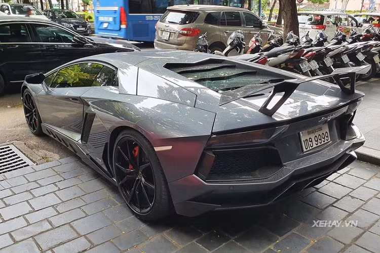Siêu xe Lamborghini Aventador độ Novitec còn được trang bị bộ mâm đa chấu sơn đen với má phanh màu đỏ tương phản cực ngầu, nắp động cơ bằng kính đắt đỏ và hệ thống ống xả độ hiệu FI Exhaust thường thấy trên các siêu xe thể thao.