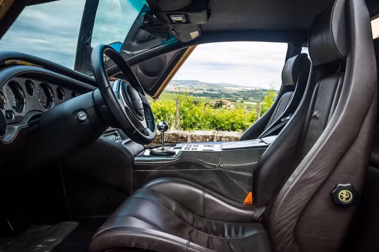 Ba năm sau, Lamborghini ra mắt Diablo VT, chiếc siêu xe thể thao đầu tiên của hãng được trang bị hệ dẫn động bốn bánh toàn thời gian. Cũng trong năm 1993, Lamborghini giới thiệu Diablo SE30, bản kỷ niệm 30 năm hãng xe có mặt trên thị trường và các mẫu xe đều có được sức mạnh 532 mã lực.