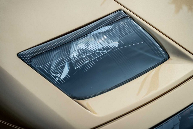 Trái ngược, khoang lái của Lamborghini Diablo huyền thoại lại rất sang trọng với từng chi tiết được trau chuốt. Các trang bị tối tân nhất ở thời đó như ghế chỉnh điện, cửa sổ chỉnh điện, điều hòa, nội thất bọc da, đầu radio,… đều được trang bị. Tuy nhiên, hệ thống trợ lực lái cũng như các hệ thống hỗ trợ người lái vẫn chưa có mặt trên bản này.