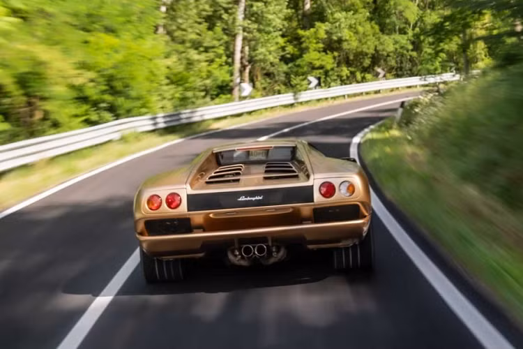 Đến 1995, Diablo được nâng cấp với bản SV (Super Veloce) với sức mạnh chỉ 510 mã lực. Tuy nhiên, xe được trang bị lại hệ dẫn động cầu sau và bộ cánh gió có thể được điều chỉnh thủ công, mang lại cảm giác đặc biệt ban đầu. Cuối năm đó, bản Diablo VT Roadster ra mắt, nổi bật với phần mui xe sau khi mở có thể lắp ngay phía trên nắp động cơ. Đây cũng đánh mẫu xe sử dụng động cơ V12 đầu tiên của Lamborghini có thiết kế mui trần.