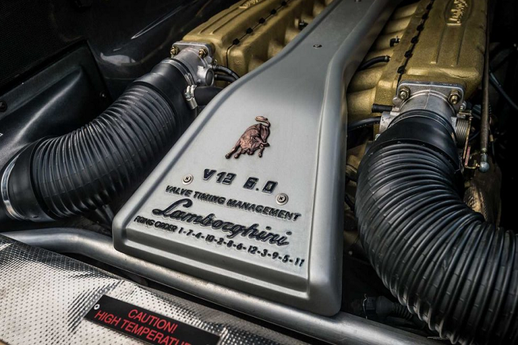 Khi được mua lại bởi Audi vào năm 1999, Lamborghini giới thiệu phiên bản nâng cấp của Diablo SV, được thiết kế bởi Luc Donckerwolke, nhà thiết kế đầu tiên làm việc cho làm hãng. Theo sau SV là VT và VT Roadster nâng cấp. Chúng đều có thiết kế mới bên trong lẫn bên ngoài. Động cơ cũng được nâng cấp với công suất cực đại 529 mã lực và 605 Nm mô-men xoắn. Giờ đây, xe được trang bị công nghệ cam biến thiên, hệ thống chống bó cứng phanh ABS,…